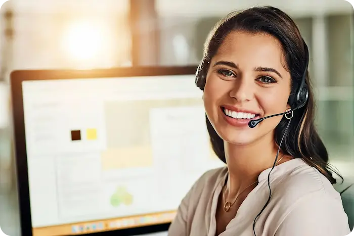 Imagem de atendente telefônica. Ela está usando um computador